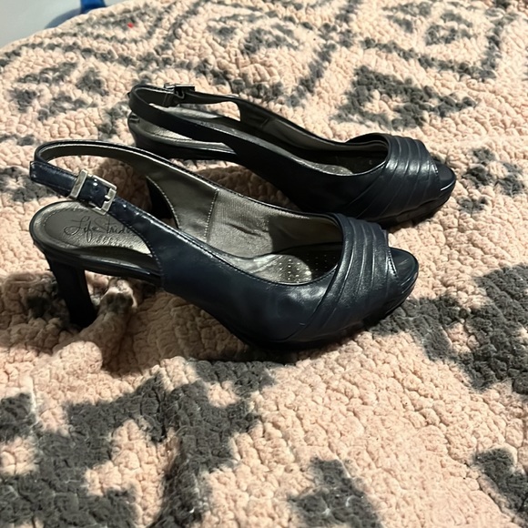 BOGO HEELS Life strides soft system navy blue, open toe, leather heels. 2 inches - Picture 3 of 4